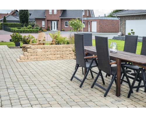 Aussenbereich mit gepflasterter Terrasse, Gartenmauer und Sitzgruppe