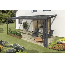 Terrassenüberdachung mit Gartenmöbeln auf Terrasse