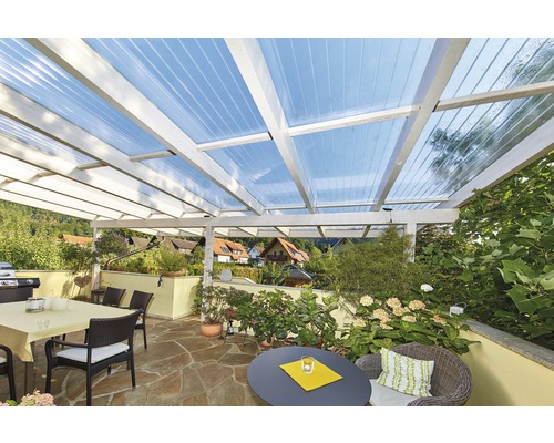 Terrasse mit Polycarbonatplatten Überdachung und Gartenmöbeln
