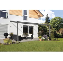 Terrasse mit Terrassenüberdachung und Gartenmöbeln vor Haus