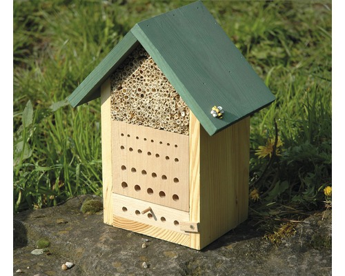 Insektenhotel aus Holz mit grünem Dach für den Garten