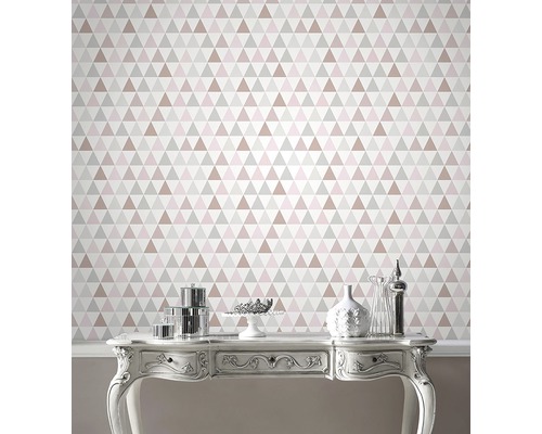 Wand mit dreieckigem Muster und Konsole mit Dekorationsartikeln