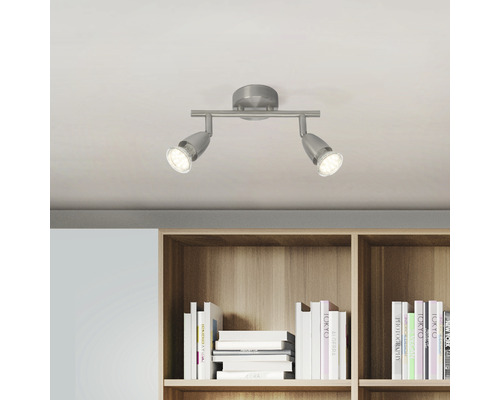 Deckenleuchte mit zwei Strahlern über einem Bücherregal