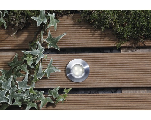 Einbauleuchte im Aussenbereich auf Holzboden mit Pflanzen