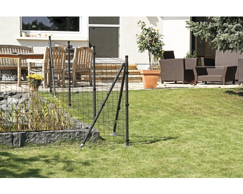 Construction d''une clôture de jardin flexible pour délimiter un bassin de jardin sur une pelouse.