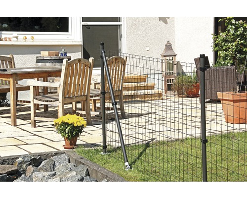 Scène de jardin avec bordure de parterre flexible en plastique et poteaux métalliques