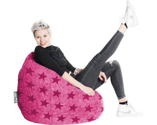 Femme assise confortablement sur un pouf en forme d''étoile