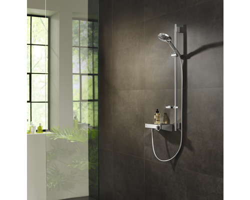 Ensemble de douche avec étagère sur un mur sombre dans la salle de bain
