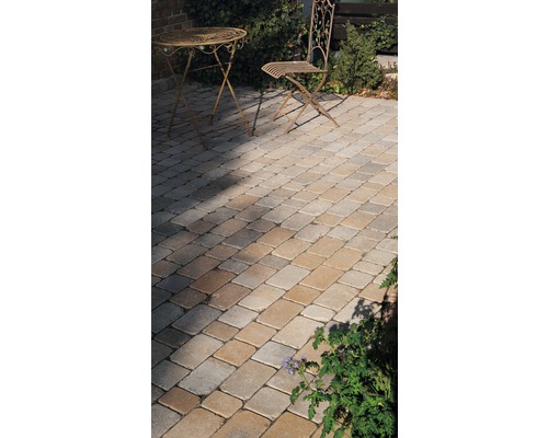 Pflastersteine auf einer Terrasse mit Gartenmöbeln