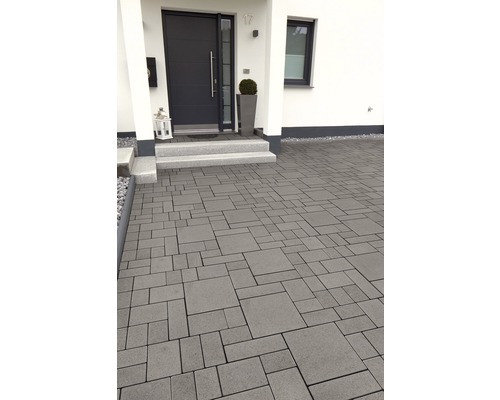Allée avec pavés devant une maison d''habitation