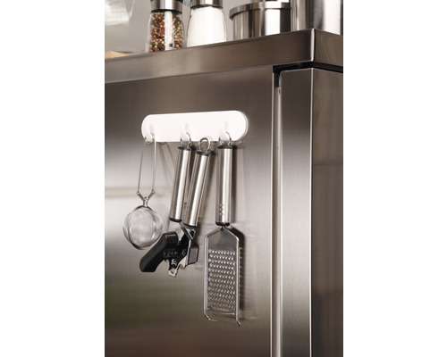 Küchenutensilien an einem Magnetstreifen an einem Kühlschrank