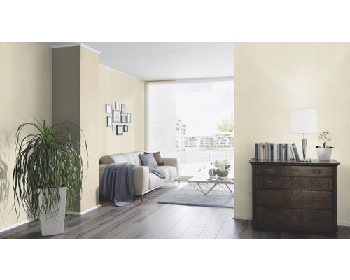 Wohnzimmer mit Sofa, Kommode und Zimmerpflanze