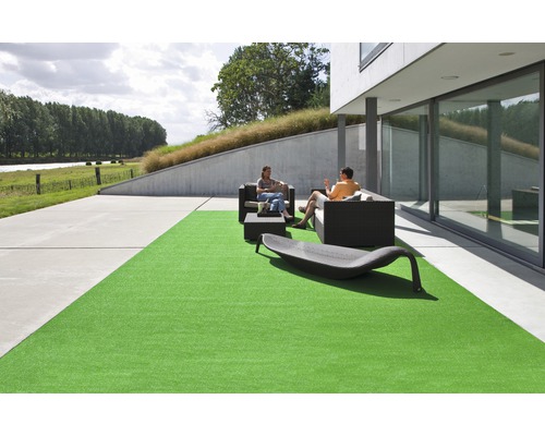 Scène de jardin avec gazon synthétique, coin salon et chaise longue de relaxation sur terrasse