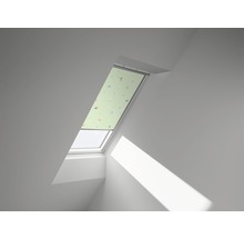 Dachfenster mit Rollo und Sternenmuster
