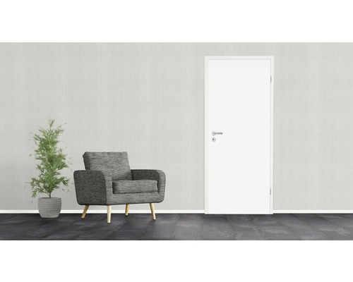 Wohnzimmer mit Sessel, Zimmerpflanze und Innentür