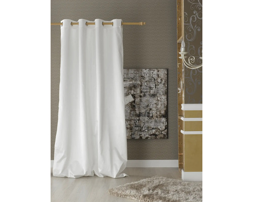 Weißer Gardinenstoff mit Ösenaufhängung an einer Stange