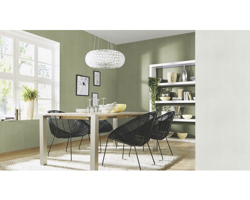 Salle à manger avec table, chaises, lampe et étagère