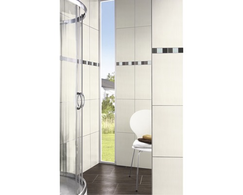 Badezimmer mit Dusche, Fenster und Stuhl mit Handtüchern