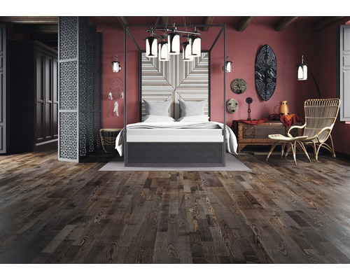 Schlafzimmer mit Himmelbett, Holzboden und dekorativen Elementen im Ethno-Stil