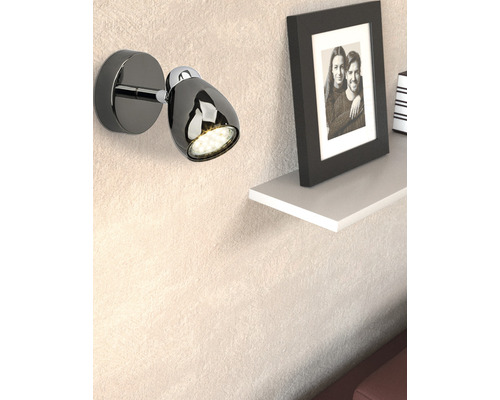 Applique murale avec technologie LED à côté d''une étagère murale