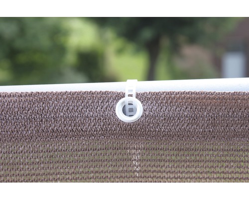 Detailaufnahme eines braunen Sichtschutzes mit Öse und Kabelbinder zur Befestigung