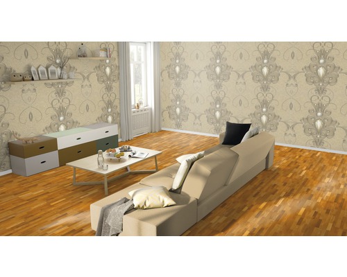 Wohnzimmer mit gemusterter Tapete, Sofa, Tisch und Kommode