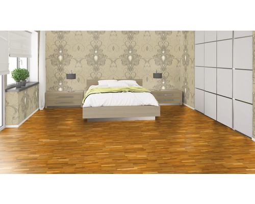 Schlafzimmer mit Bett, Nachttischen, Tapete und Kleiderschrank