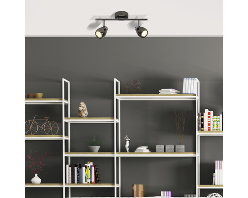 Deckenleuchte mit zwei Strahlern über einem Bücherregal