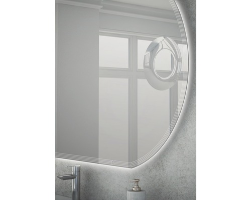 Gros plan d''un miroir avec éclairage dans une salle de bain