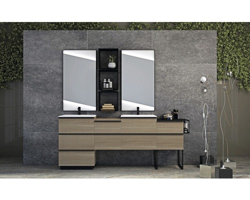 Salle de bains avec meuble-lavabo, miroirs et étagère de rangement devant un mur gris