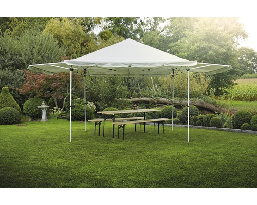 Tente de réception avec ensemble de brasserie dans le jardin