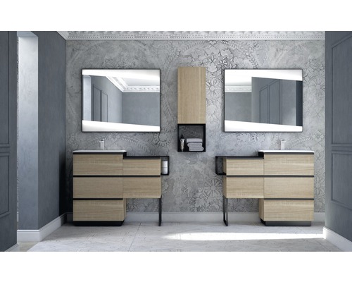 Salle de bain lumineuse avec deux lavabos, des miroirs et une armoire haute pour plus de rangement.