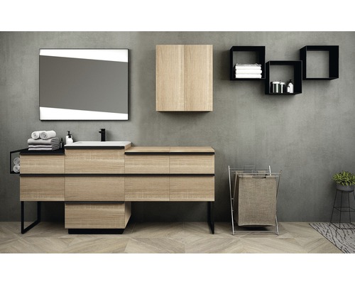 Salle de bain moderne avec lavabo, miroir et solutions de rangement.