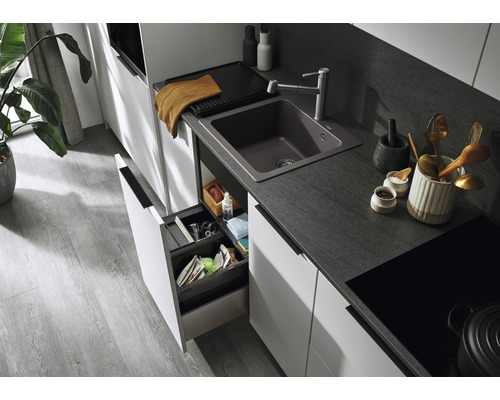 Évier de cuisine avec robinetterie et poubelle extractible dans une cuisine moderne