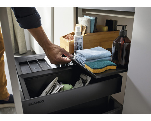 Système de tri des déchets avec tiroir coulissant, produits de nettoyage, éponge et chiffons