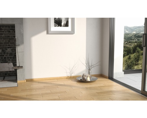 Heller Raum mit Holzboden, Kamin und Terrassentür