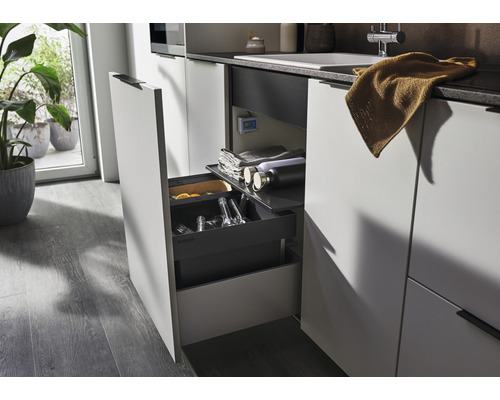 Scène de cuisine avec système de tiroirs ouverts pour ranger les ustensiles de cuisine