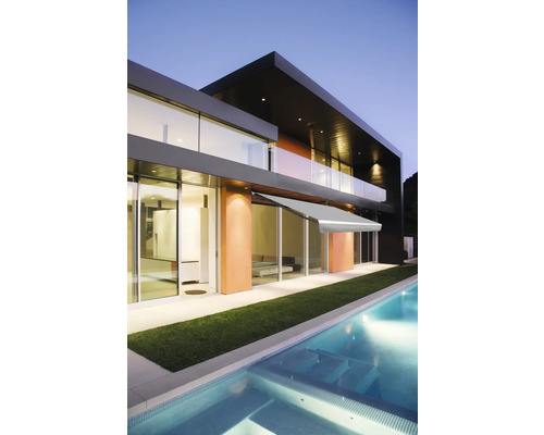 Maison moderne avec piscine et store banne déployé
