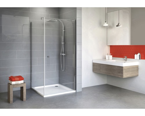 Modernes Badezimmer mit Duschkabine, Waschtisch und Spiegel