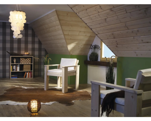 Heller Dachbodenraum mit Holzmöbeln, Regalen und dekorativer Beleuchtung.