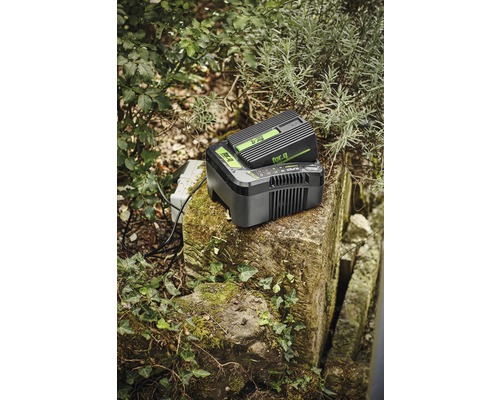Batterie et chargeur For_q sur une pierre à l''extérieur