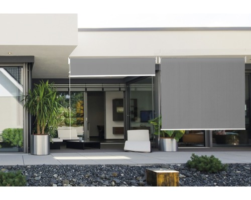 Store vertical gris sur une porte de terrasse