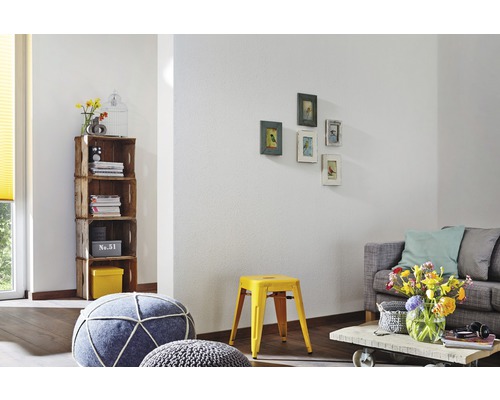 Salon avec canapé, table, tabouret et décorations