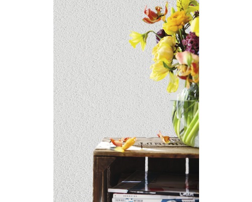 Mur décoratif avec structure en plâtre à côté d''un bouquet de fleurs sur une étagère