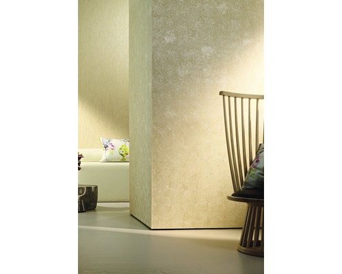 Vue d''une pièce avec papier peint à motifs, chaise et coin salon