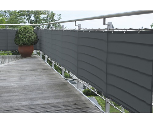 Balkonsichtschutz 65x500 cm anthrazit Balkon mit grauem Sichtschutz, Holzterrasse und Pflanzkübel