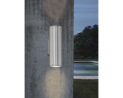 Aussenwandleuchte aus Metall an einer Betonwand