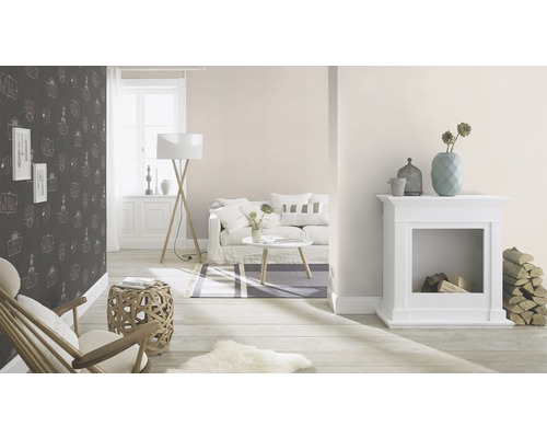 Wohnzimmer mit Sofa, Tisch, Stehlampe, Dekokamin und gemusterter Tapete