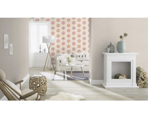 Wohnzimmer mit Sofa, Lampe, Kamin und gemusterter Tapete