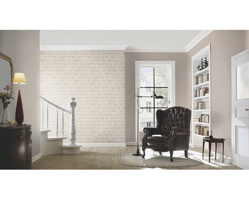 Wohnzimmer mit Sessel, Stehlampe und dekorativer Wandtapete